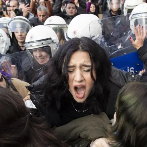 Policía-Turquía-reprime-mujeres-himno-el-violador-eres-tú ,