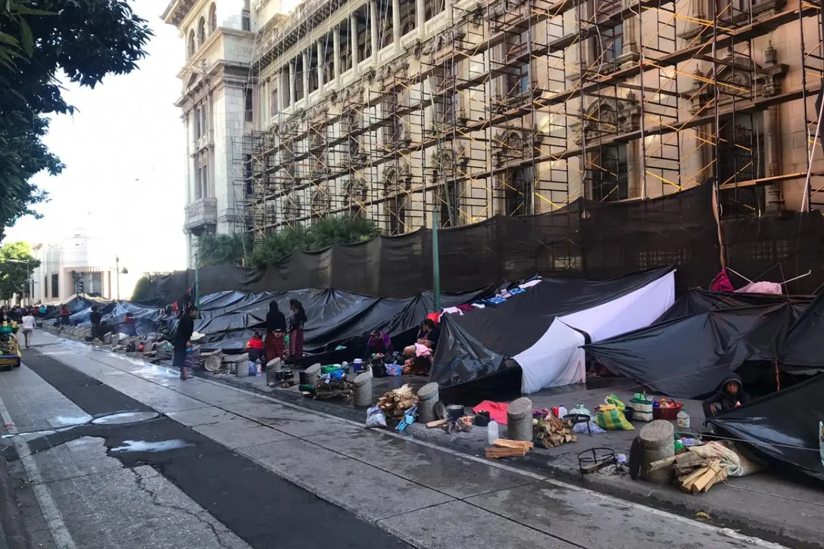 Poladores de Cajolá frente al Palacio Nacional de la Cultura