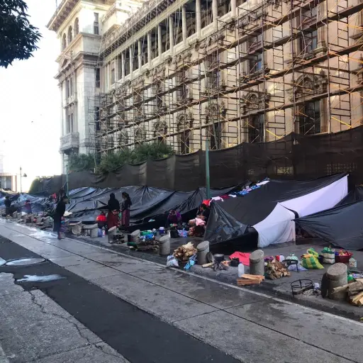 Poladores de Cajola frente al Palacio Nacional de la Cultura