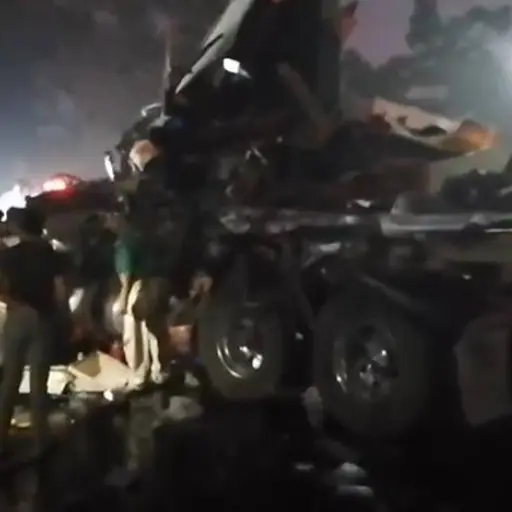 El camión y el tráiler quedaron destruidos. Foto tomada de redes sociales.