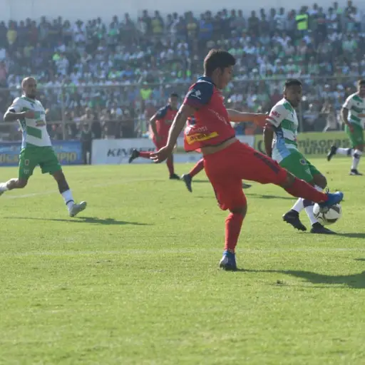 Héctor Moreira intenta realizar un centro. Foto: Omar Solís