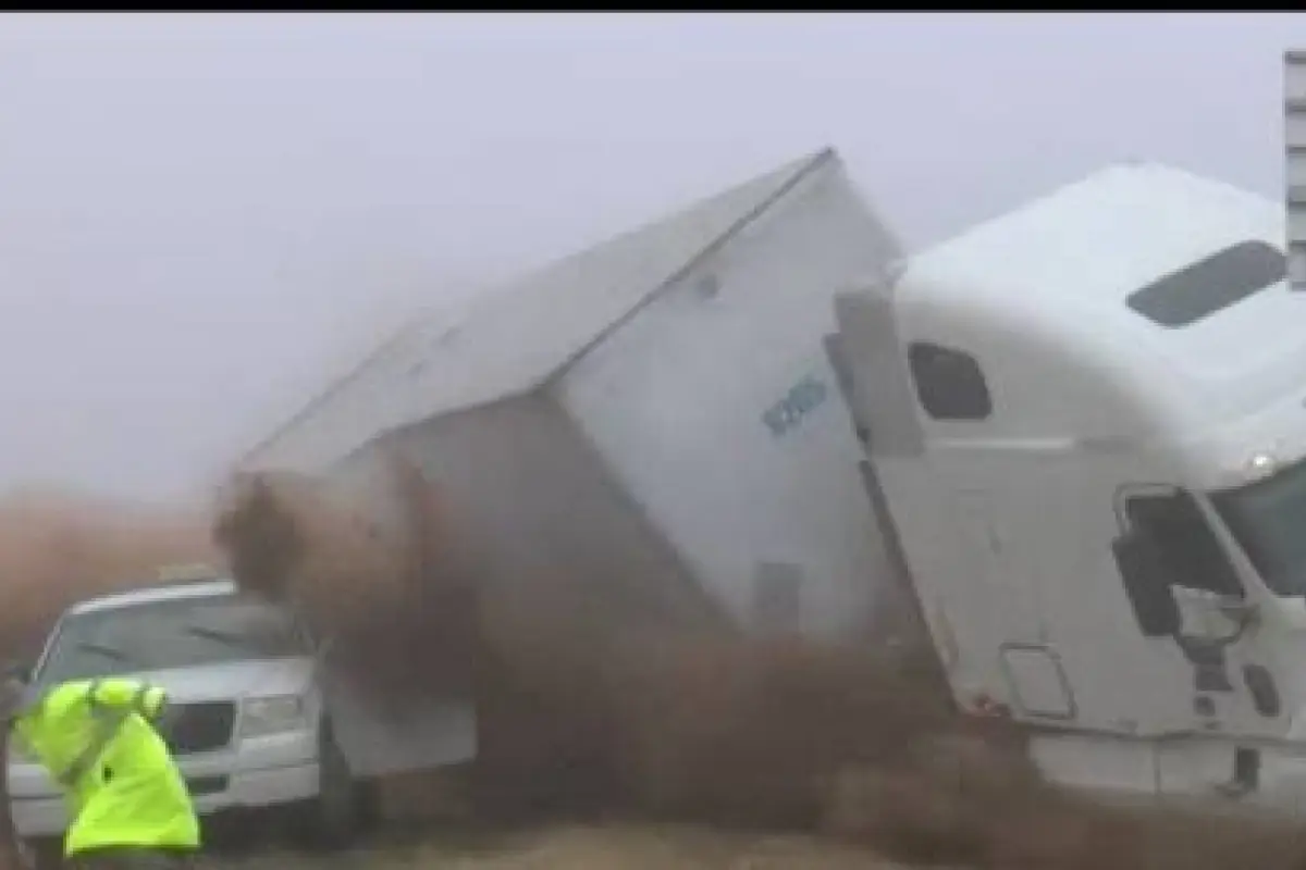 VIDEO: Tráiler aplasta un vehículo de la policía en una carretera con niebla