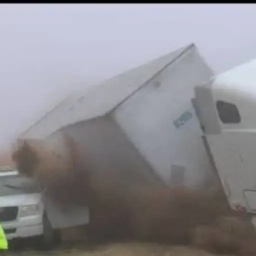VIDEO: Tráiler aplasta un vehículo de la policía en una carretera con niebla