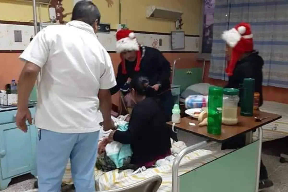 Jóvenes hacen buen gesto de Navidad con pacientes de hospital, 