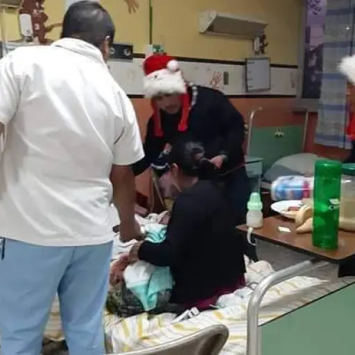 Jóvenes hacen buen gesto de Navidad con pacientes de hospital ,