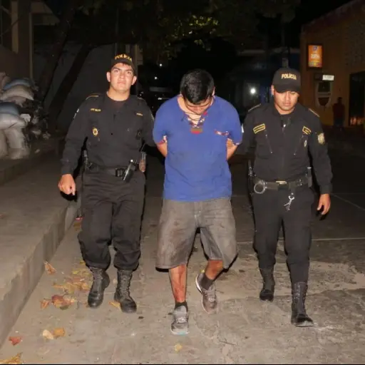 Hombre intenta matar a su papá con una tijera ,