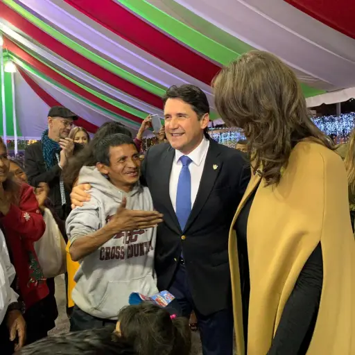 Ricardo Quiñónez compartió la cena de navidad con vecinos. ,