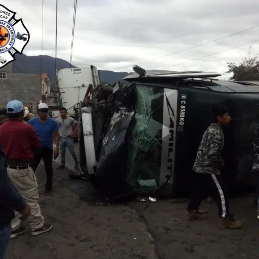 Accidente Xela Quetzaltenango choque entre microbus y picop ,