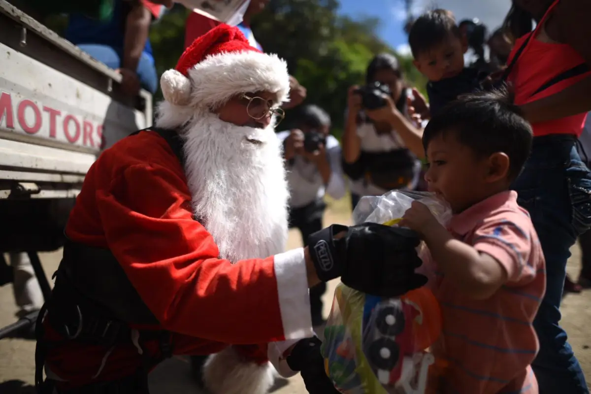 Santa baja del puente Belice y sorprende a los niños con regalos (13), 