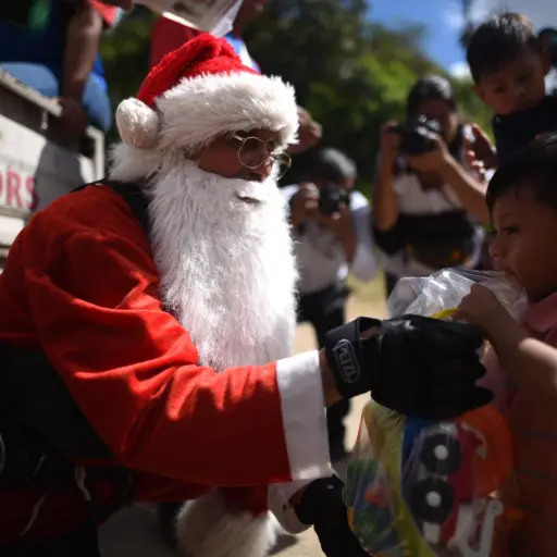 Santa baja del puente Belice y sorprende a los niños con regalos (13) ,