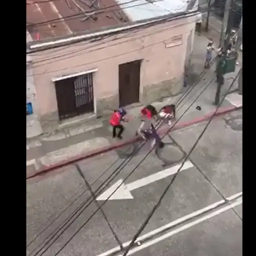 Después del hecho uno de los sujetos mencionó a una porra.