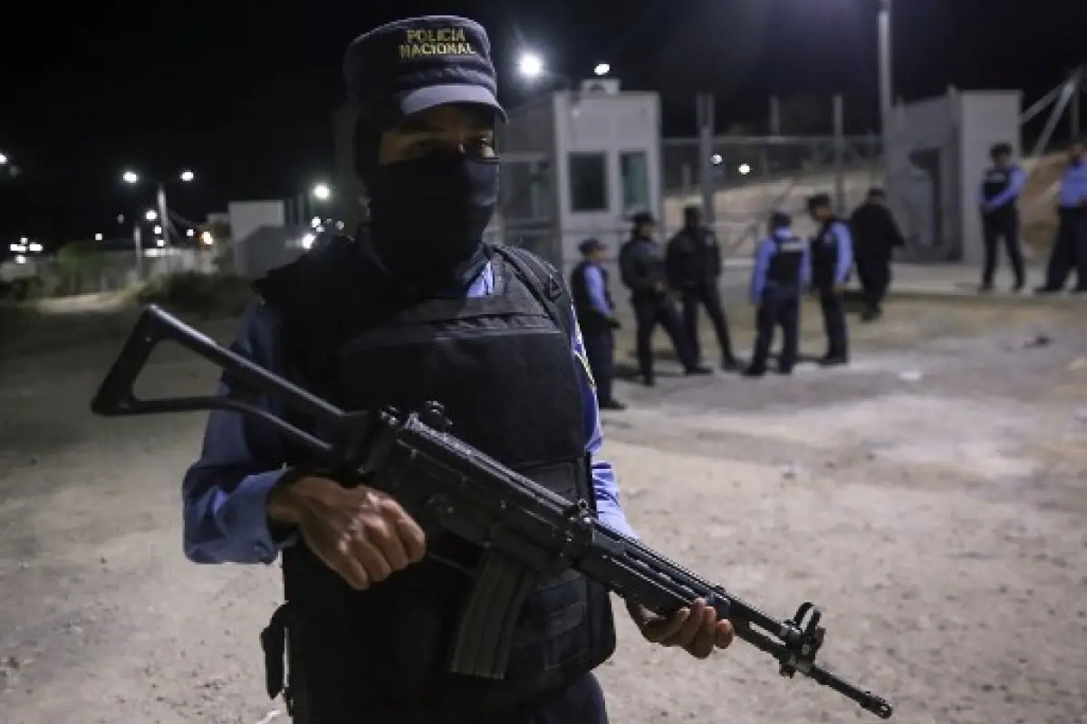 Members of Honduras' National Police patrol the entrance of El Porvenir prison, in the department of Francisco Morazan Honduras, on December 22, 2019. - Eighteen people were killed on December 22 in violence between prisoners at a jail in central Honduras