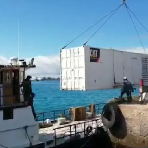 Controlado derrame de combustible por hundimiento de barcaza en islas Galápagos