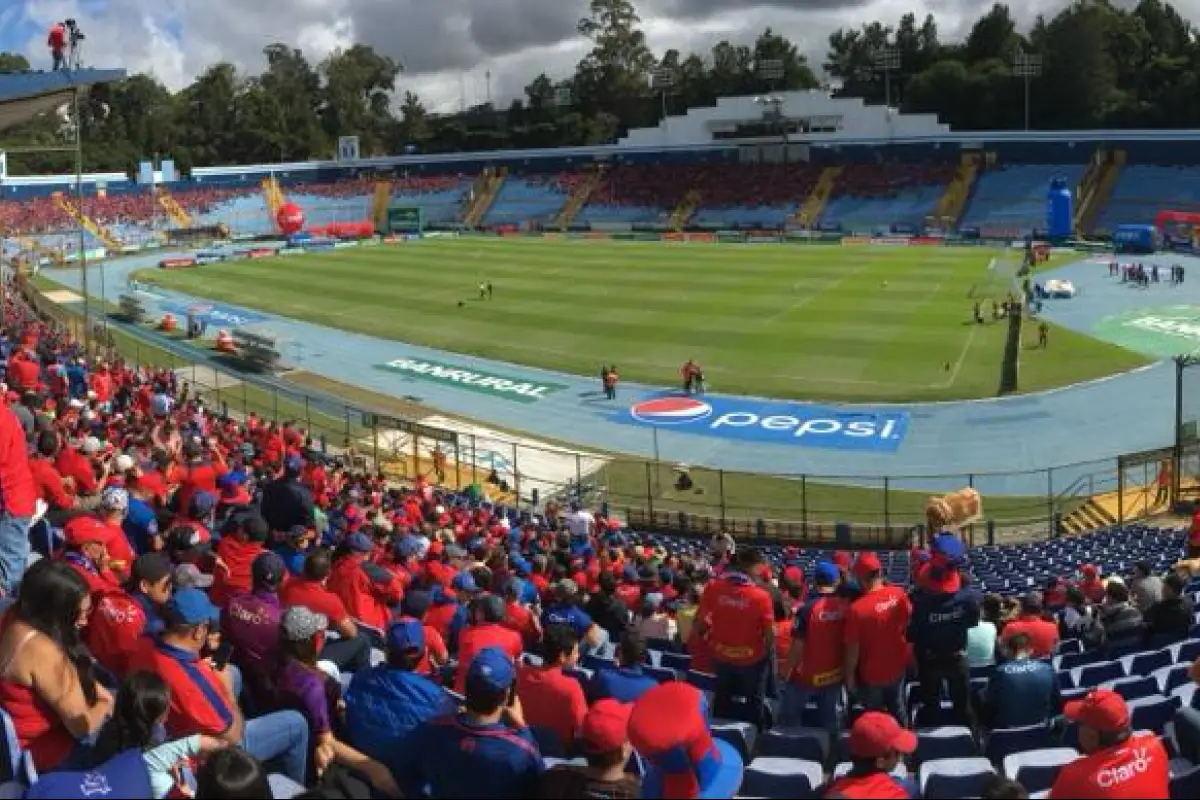 La afición reprochó los altos precios de boletos. Foto: Mynor Sandoval.