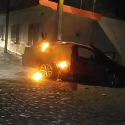 Mujer atropella con su auto al público de un desfile navideño