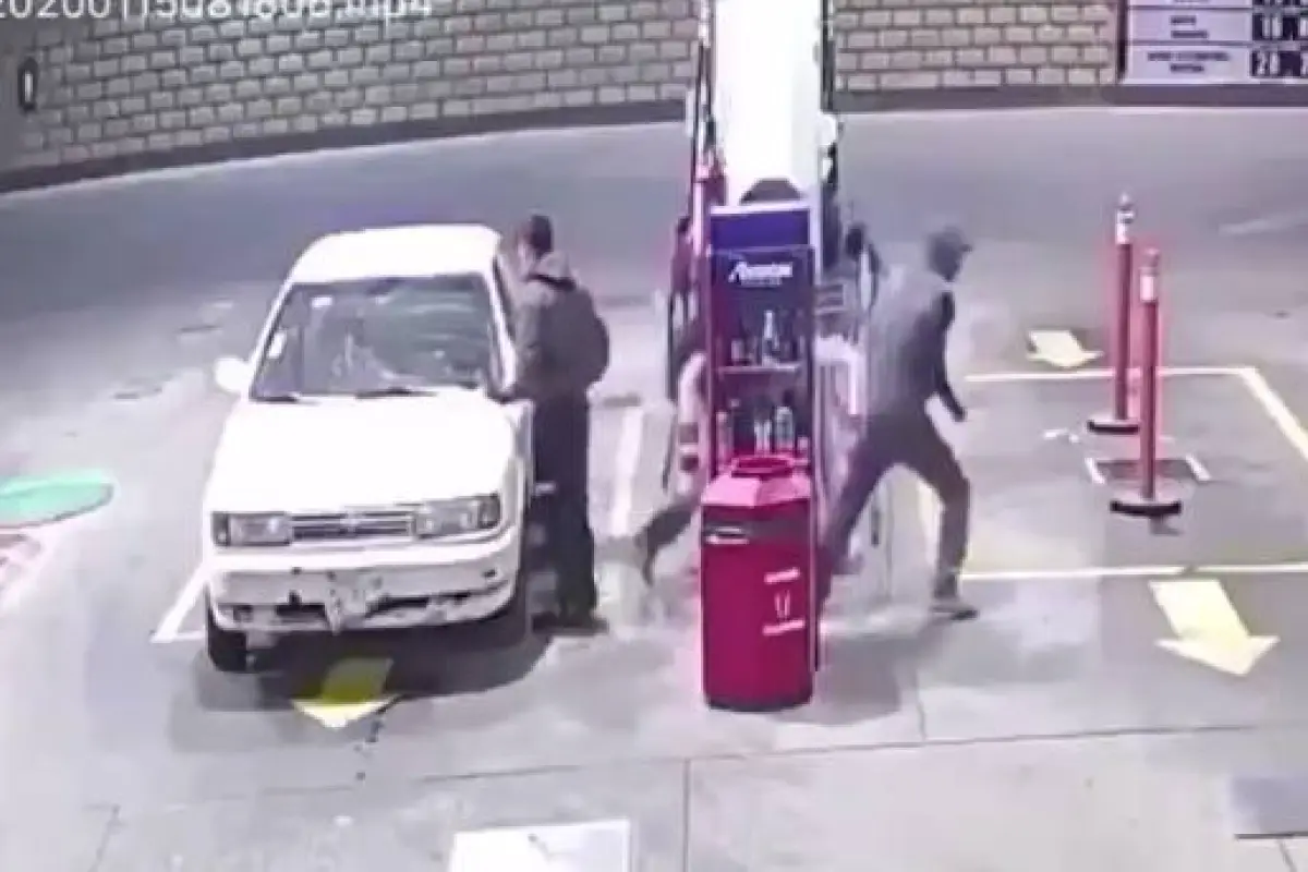 VIDEO: asaltantes balean a conductor en una gasolinera