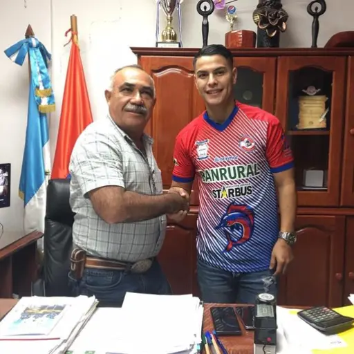 El jugador cuscatleco en el momento en que firmaba con los pez vela. Foto: Facebook Iztapa