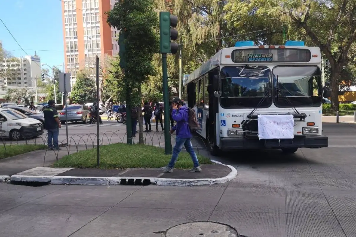 Bus bloquea paso en la avenida Reforma