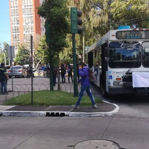 Bus bloquea paso en la avenida Reforma