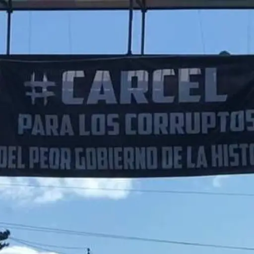 Manta en el ingreso a Quetzaltenango 