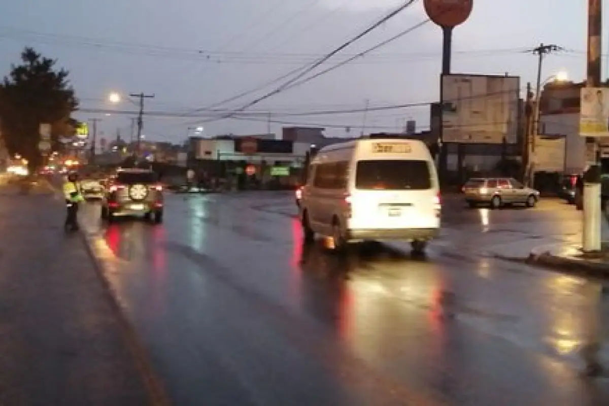 Accidentes y tránsito lento debido a la llovizna, 