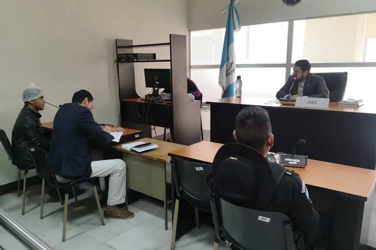 Juez deja en libertad a estudiantes capturados durante protesta contra Jimmy Morales