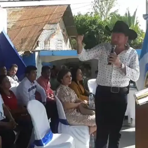 Alcalde asume y le dice a exjefe edil que lo denunciará ,