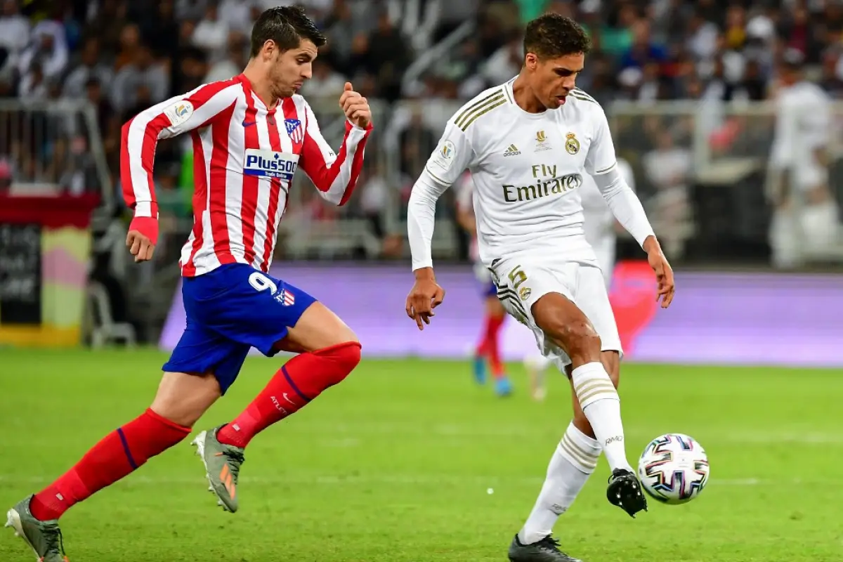 Rafael Varane domina la pelota ante la presencia de Álvaro Morata. Foto: AFP