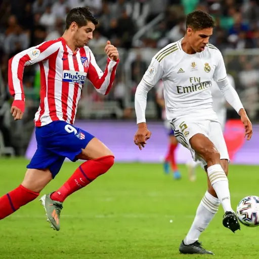 Rafael Varane domina la pelota ante la presencia de Álvaro Morata. Foto: AFP