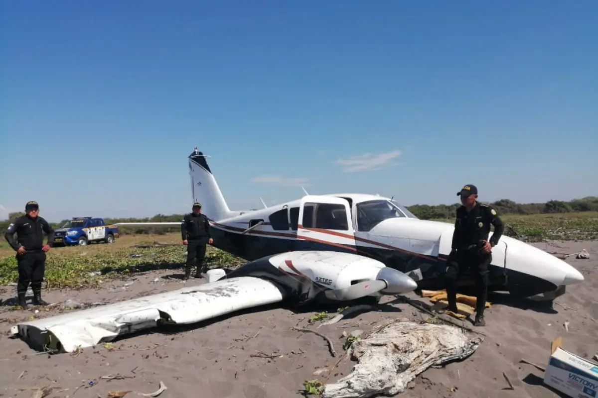 Localizan avioneta abandonada en playa pública de Retalhuleu, 