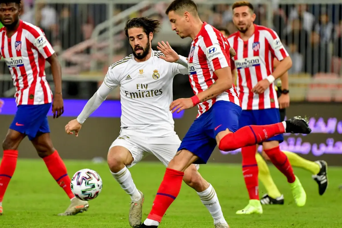 Atletico Madrid's Uruguayan defender Jose Gimenez (C-R) is closed down by Real Madrid's Spanish midfielder Isco (C-L) during the Spanish Super Cup final between Real Madrid and Atletico Madrid on January 12, 2020, at the King Abdullah Sports City in the S