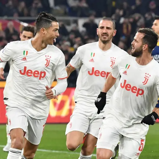 Cristiano festeja su tanto con el bosnio Pjani. Foto: AFP