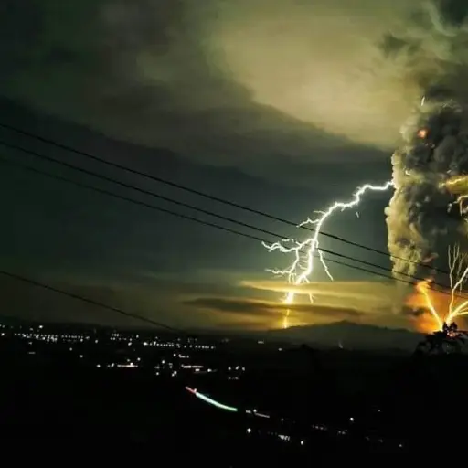 erupción volcan Taal filipinas rayos ,