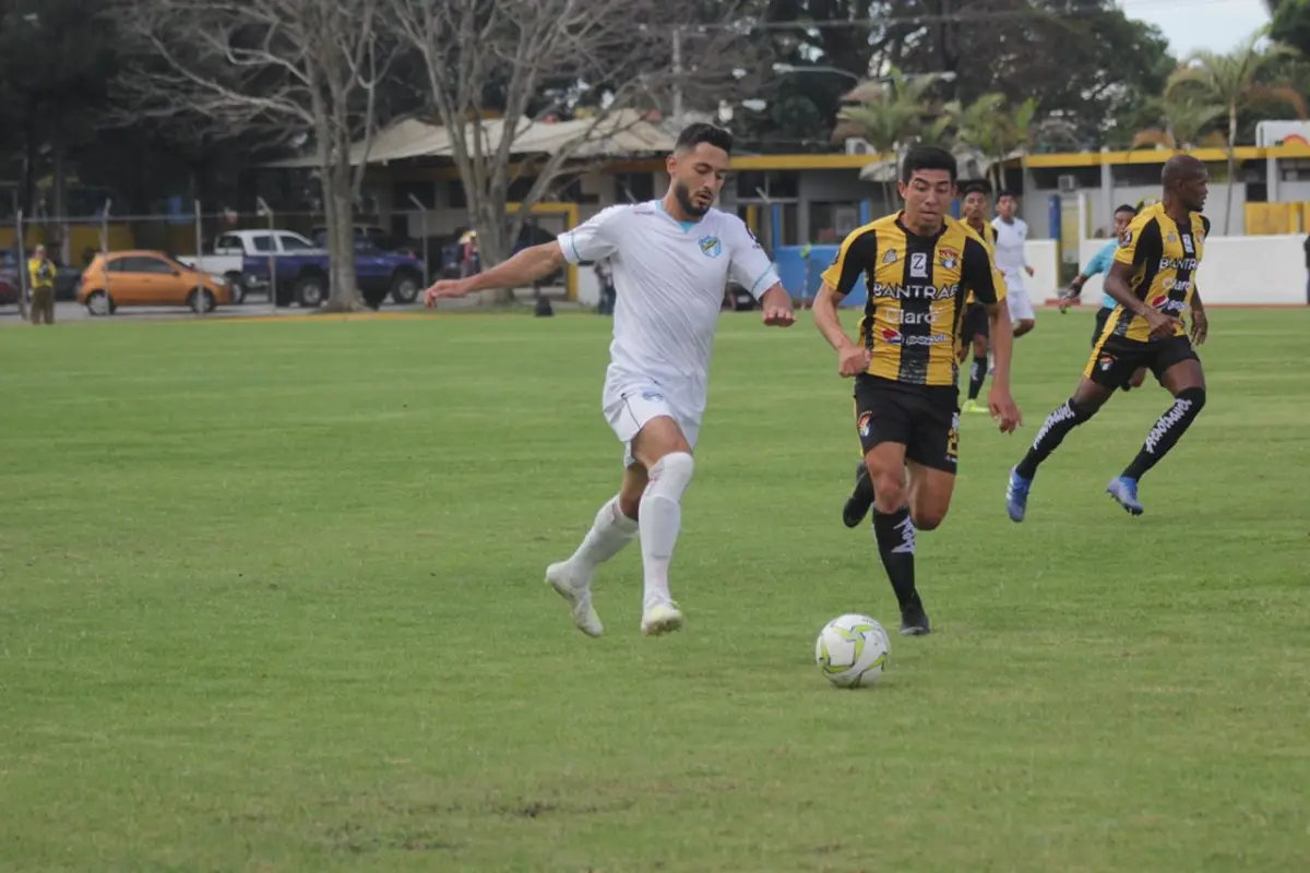 Cremas B ante Aurora Primera División, 