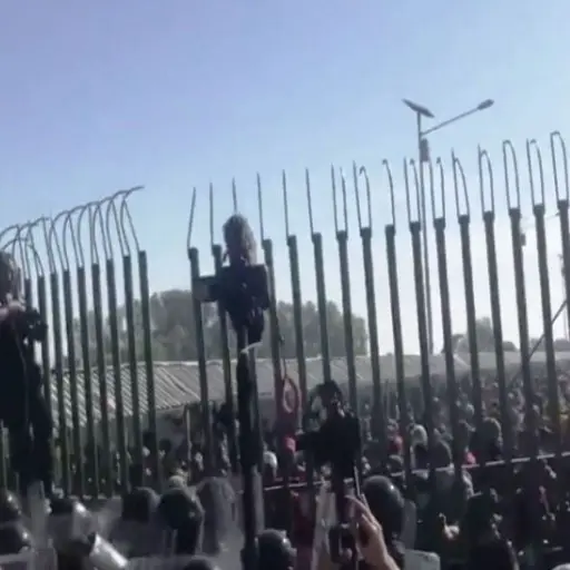 video-marea-de-migrantes-intenta-cruzar-a-mexico-guardia-nacional-les-roca-gas-pimienta ,