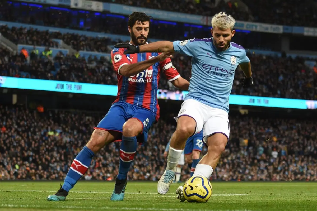 Crystal Palace's English defender James Tomkins (L) vies with Manchester City's Argentinian striker Sergio Aguero during the English Premier League football match between Manchester City and Crystal Palace at the Etihad Stadium in Manchester, north west E