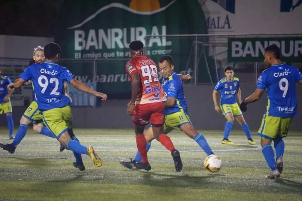 Acción del partido entre Mixco y Santa Lucía en el estadio Santo Domingo de Guzmán. Foto: Santa Lucía