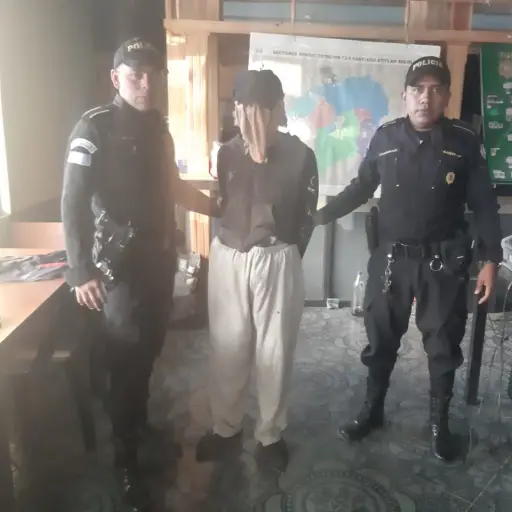 Enmascarado y con pistola falsa, PNC captura a supuesto asaltante