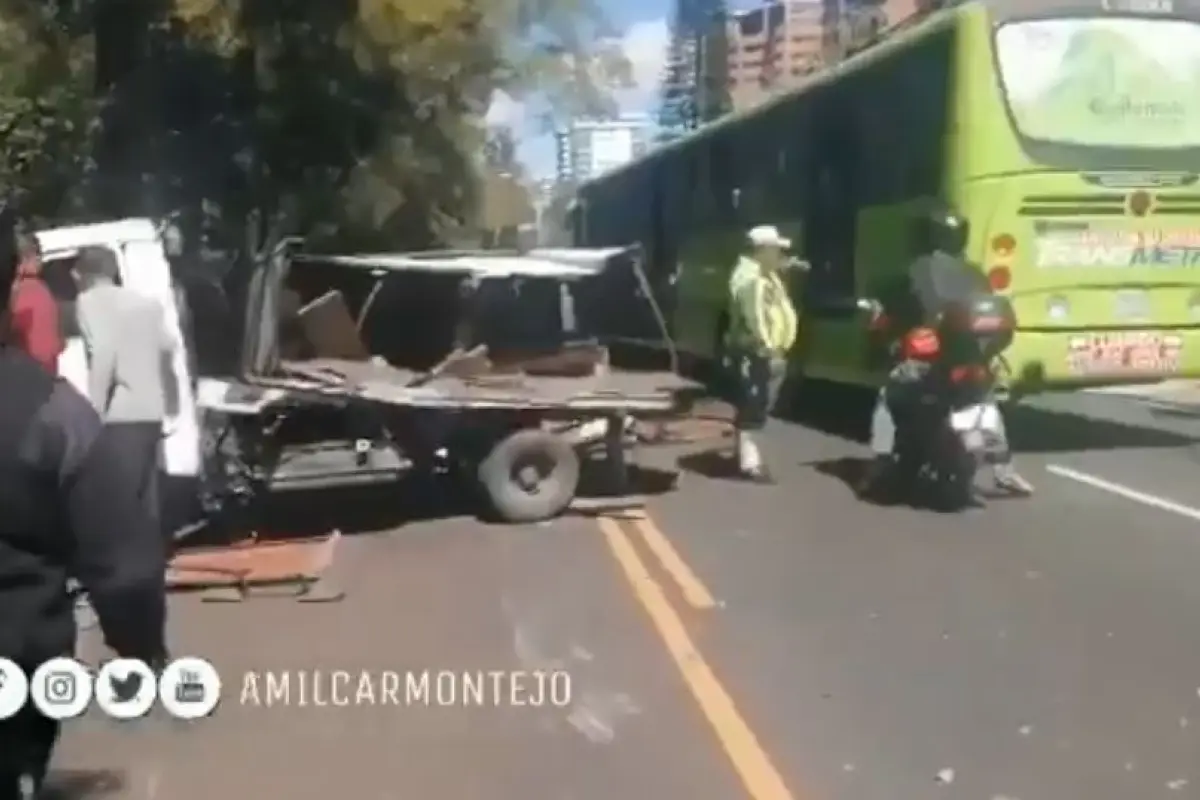 VIDEO. Camión pierde cabina por accidente de tránsito en zona 14, 