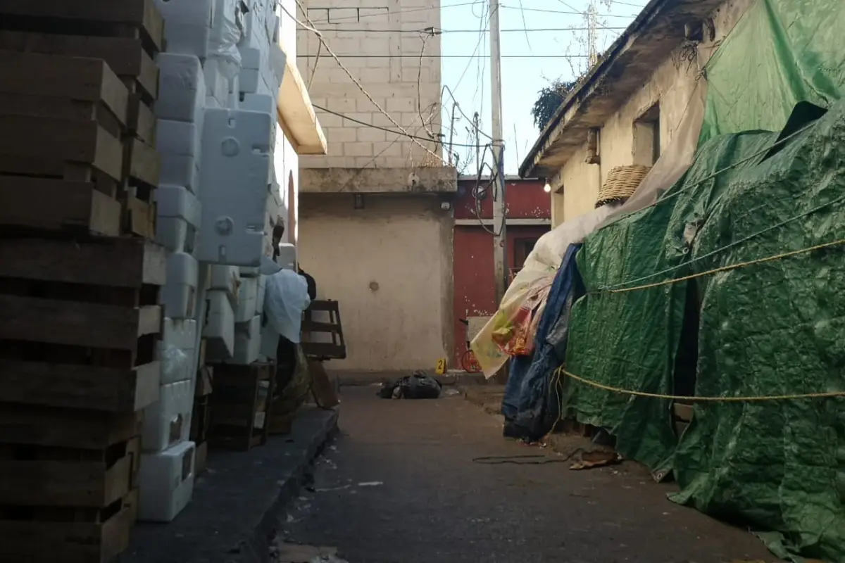 Localizan un cadáver detrás un mercado en la zona 6 de Mixco, 