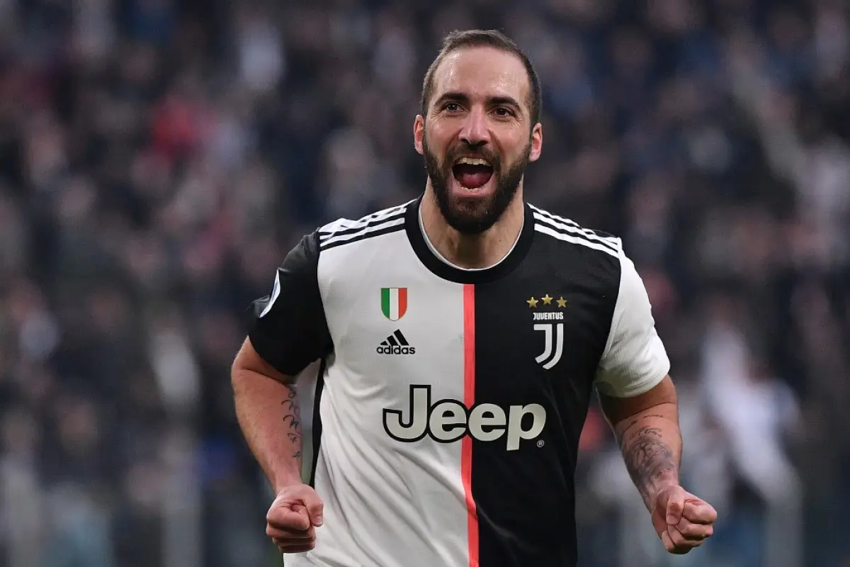 Gonzalo Higuaín celebra su tanto frente al Cagliari. Foto: AFP