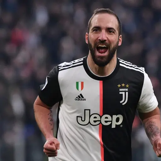 Gonzalo Higuaín celebra su tanto frente al Cagliari. Foto: AFP