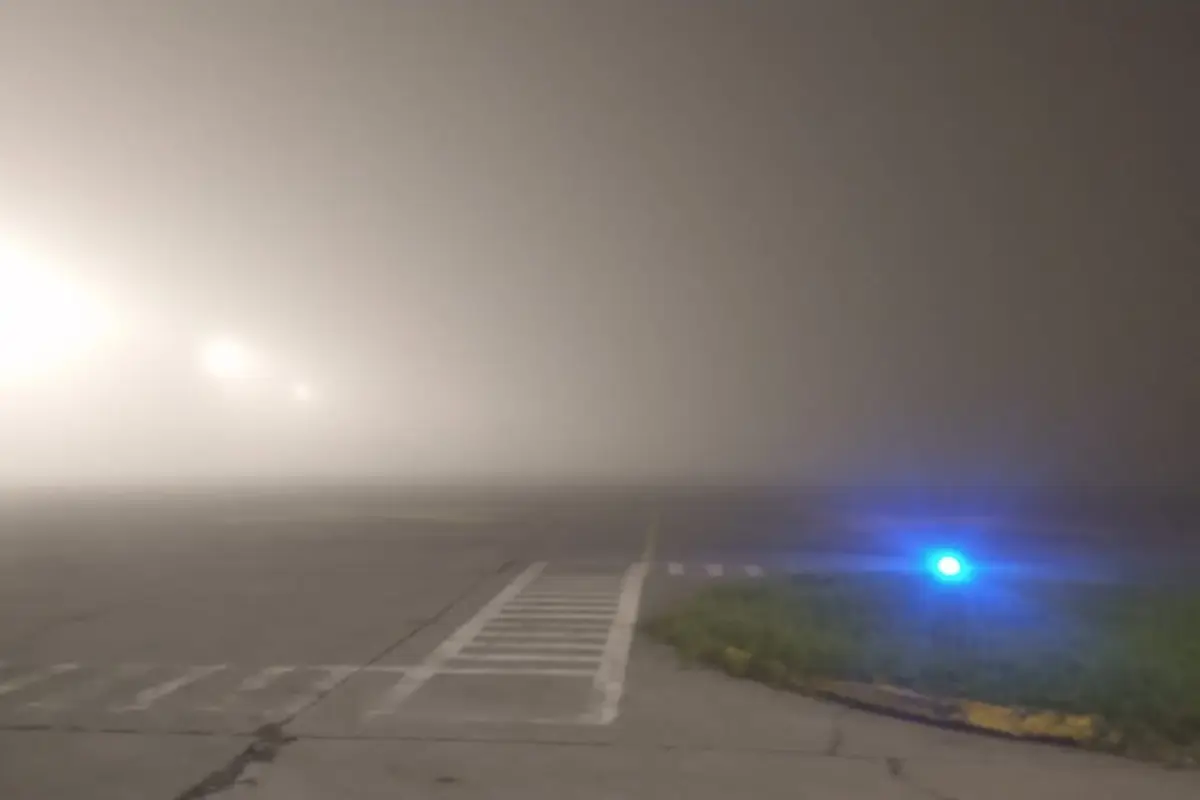 niebla sobre el aeropuerto