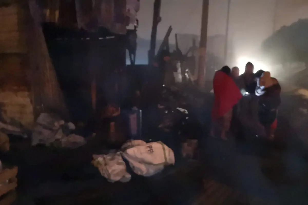 Familias víctimas de incendio en la Terminal amanecen en la calle