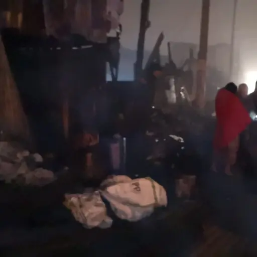 Familias víctimas de incendio en la Terminal amanecen en la calle