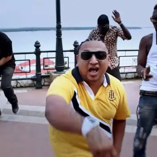 Sicarios acribillan a cantante de música urbana en plena calle