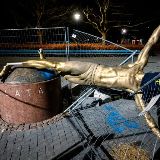 estatua de Zlatan Ibrahimovic destruida ,