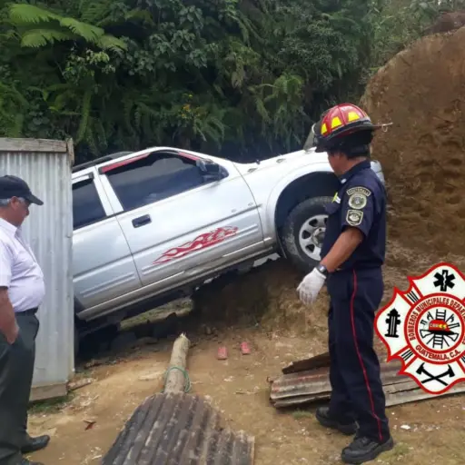 La niña y sus padres se encontraban de visita. 