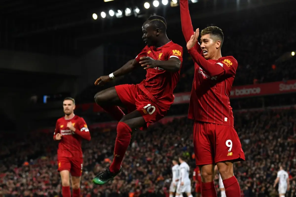 Sadio Mané celebra su anotación con el brasileño Roberto Firmino. Foto: AFP