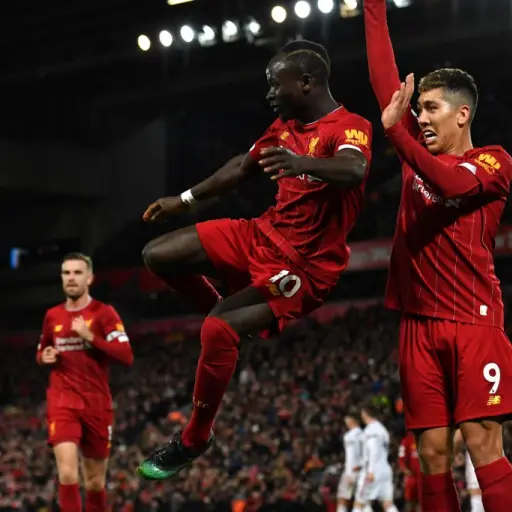 Sadio Mané celebra su anotación con el brasileño Roberto Firmino. Foto: AFP